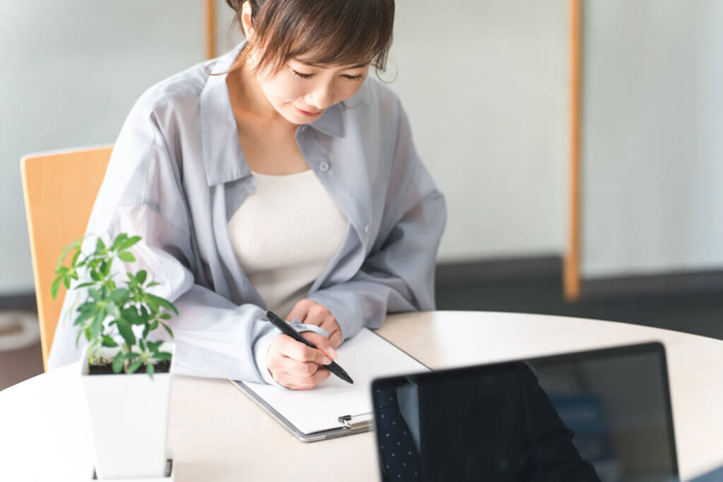 健康経営優良法人2027の変更点をチェックする女性